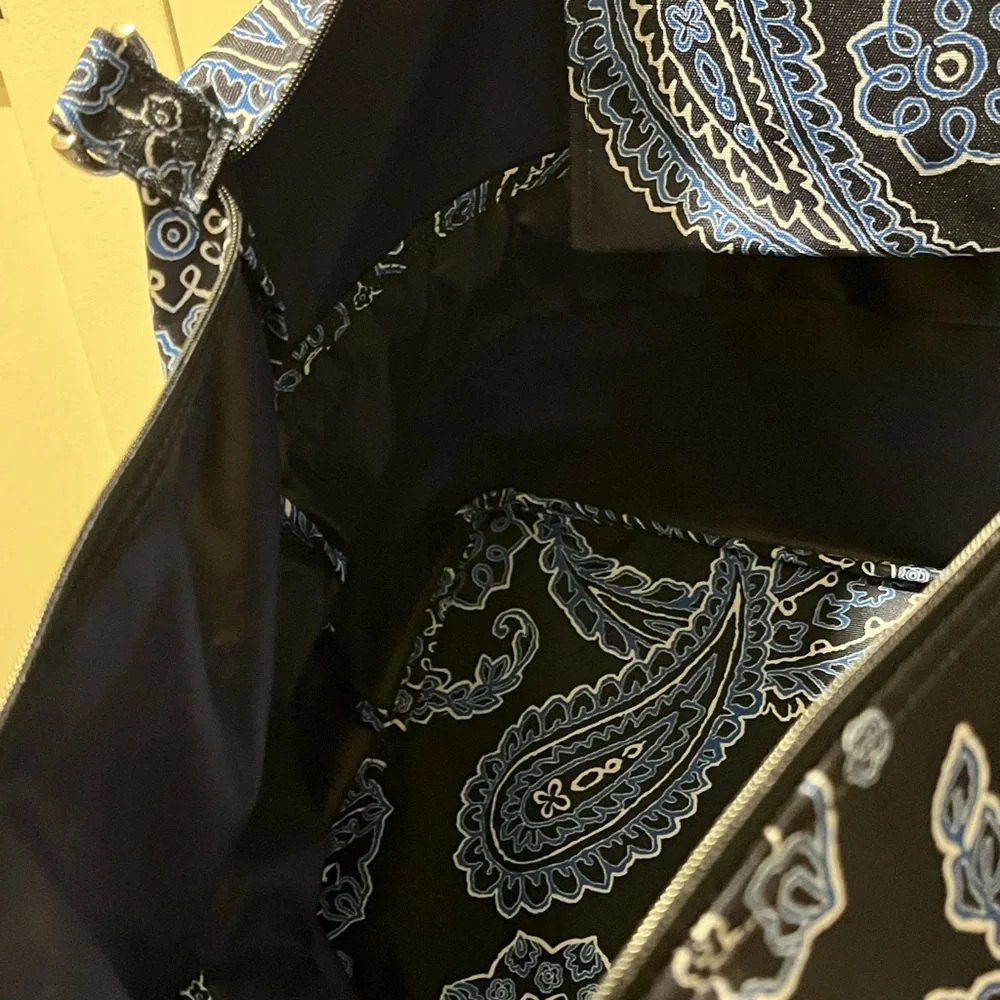 VERA BRADLEY NAVY BLUE PAISLEY DESIGN WEEKEND/TRAVEL EXPANDABLE TOTE